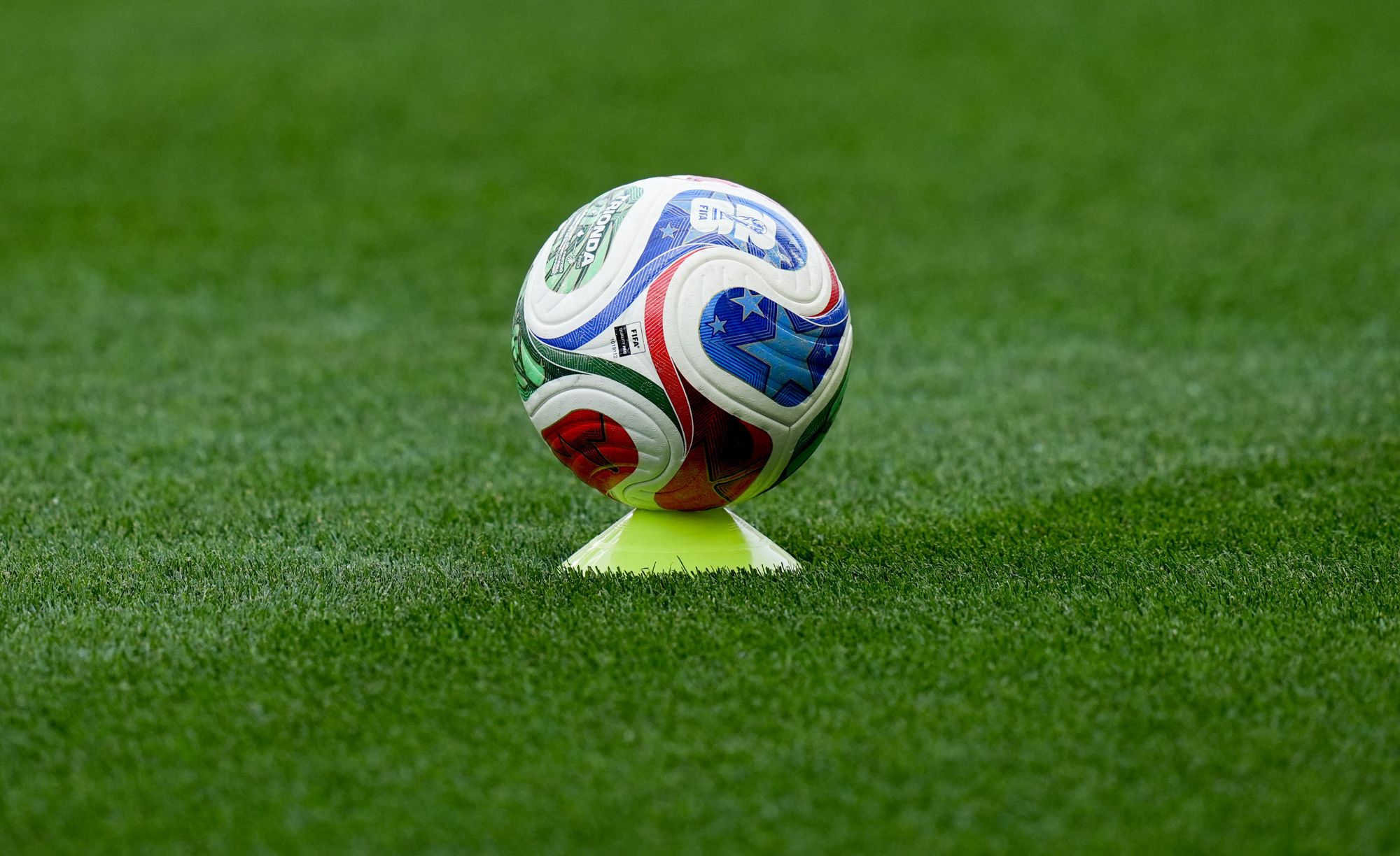 Captură uriașă de tricouri contrafăcute înainte de Mondial 2026