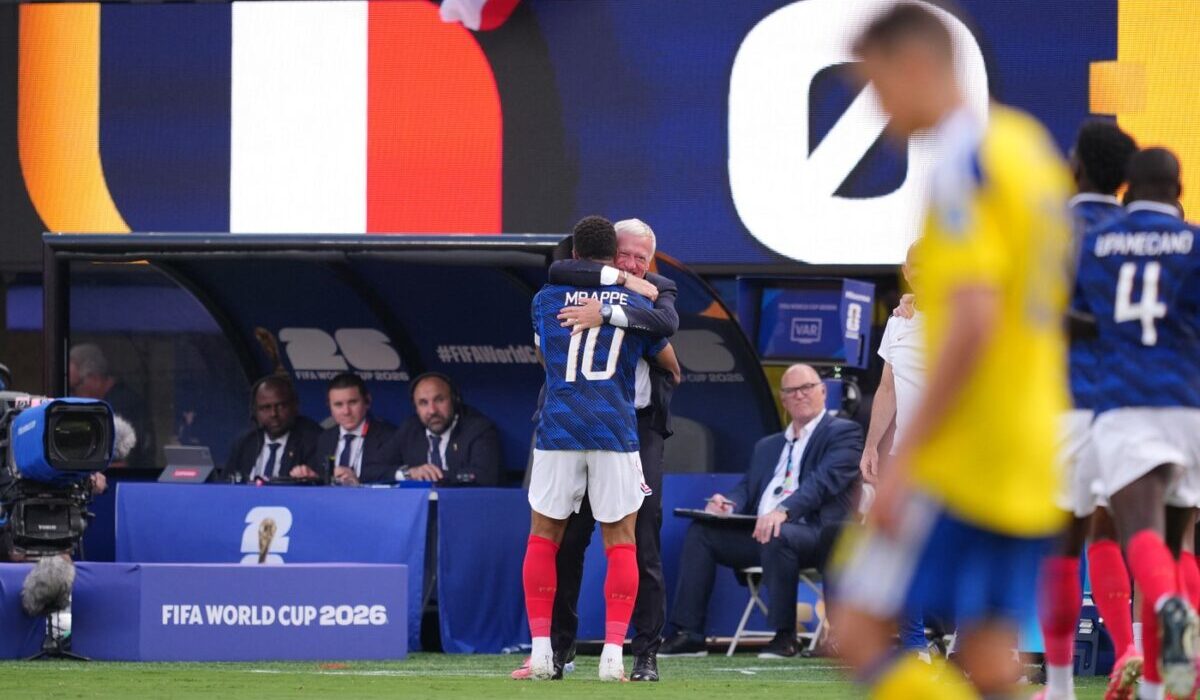 Gest emoționant: Deschamps s-a înclinat în fața lui Mbappé