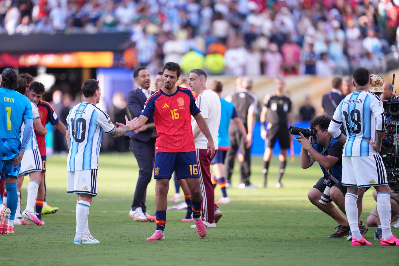 Rodri îl laudă pe Messi după ce a primit Balonul de Aur la Mondial