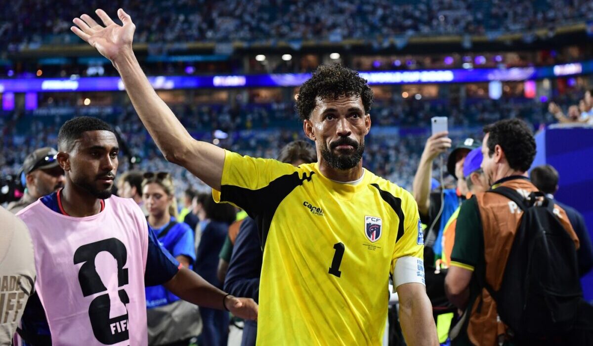 Tricoul lui Vozinha, vândut la o sumă-record după Mondial